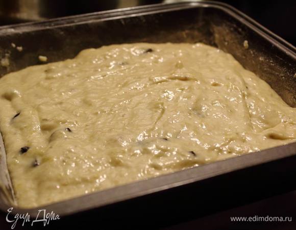 Тесто влить в форму и отправить в духовку на 50-60 минут (смотреть по готовности и проверять шпажкой или зубочисткой).