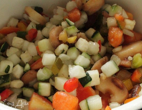 Все овощи и грибы нарезать кубиком. У меня была магазинная замороженная смесь, в состав которой входили овощи и грибы, и я к ней только добавила лук-порей. Все перемешать и обжарить на растительном масле до полного испарения жидкости, примерно 15 минут, остудить.