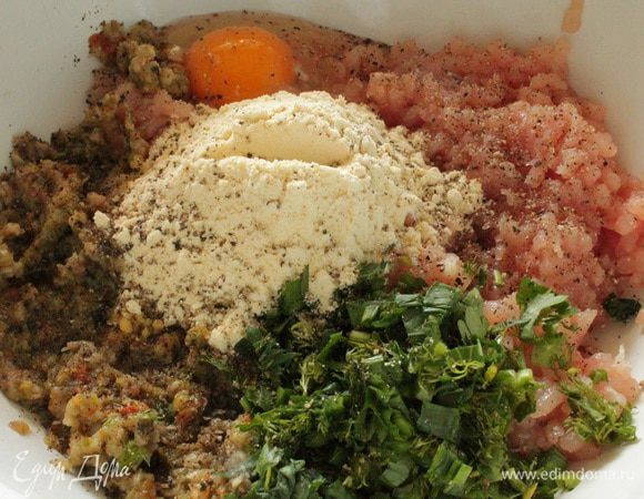 Куриное филе пропустить через мясорубку вместе с обжаренными овощами, добавить яйцо, рубленую зелень (укроп, петрушка, лук), кукурузную муку, соль и молотый перец по вкусу.