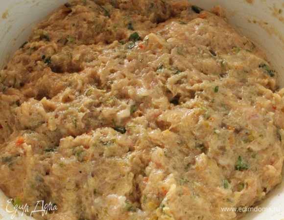 Хорошо перемешать фарш и оставить на 20-30 минут.