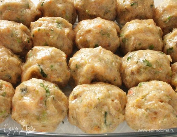 Мокрыми руками сформовать тефтели, выкладываем их в форму для запекания, я готовлю в стеклянной.