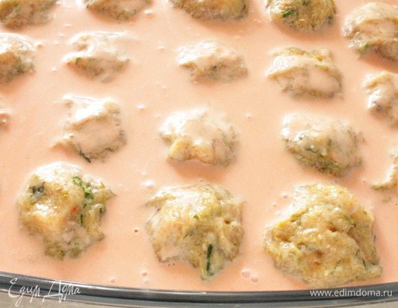 Смешать сметану с томатной пастой, добавить куриный бульон (можно заменить водой, но с бульоном вкуснее), добавить соль и сахар по своему вкусу, залить тефтели, они должны быть почти полностью покрыты жидкостью.