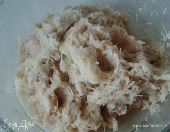 Сырой картофель натереть на мелкой терке (если на крупной, то может не про печься). Чуть отжать (я не делала).