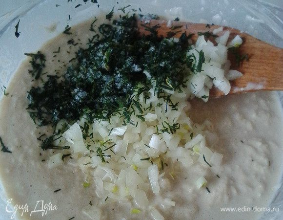 От себя добавила 1 мелко нарезанную луковичку, укроп и 3 зубчика чеснока, пропущенных через пресс. Вот такое тесто.