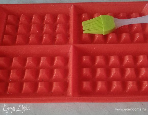Форму для вафель смазать растительным маслом.