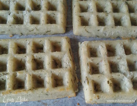 Если Вы хотите мягкие вафли, то выпекайте 15 минут, а если любите похрустеть, то выпекайте 10 минут. Затем вынуть вафли из формы и перевернуть их обратной стороной вверх на пергамент и допечь их уже без формы ещё 7-10 минут, до румяной корочки, следите по своей духовке.