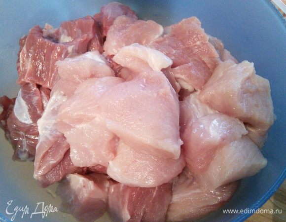 Мясо тщательно очистить от жилок, порезать на мелкие кусочки. Чем мельче будут кусочки мяса, тем лучше с поставленной задачей справиться ваш блендер. 