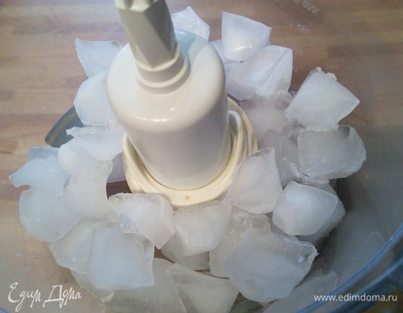 Для рецепта понадобится 250 г ледяной крошки. Я пробила кубики льда в блендере,  переложила их в миску и поставила в холодильник. 