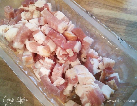 Ещё понадобится мелко нарезанный бекон или сало с прослойкой без шкурки. 