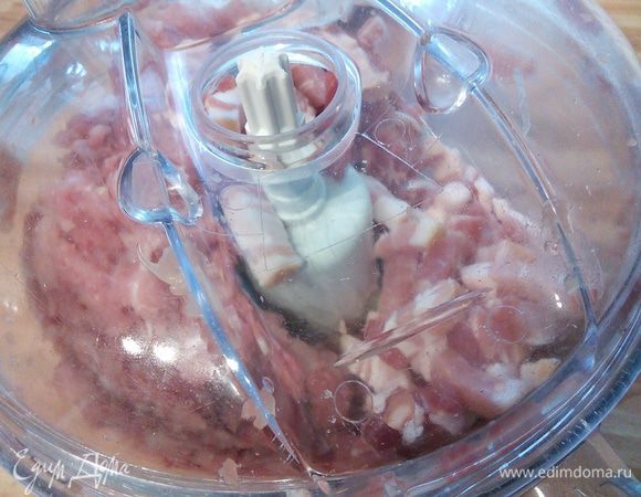 Измельчить в блендере мясо с беконом и луком до состояния колбасного фарша однородной консистенции. Чем мельче, тем лучше и однороднее будет фарш. 