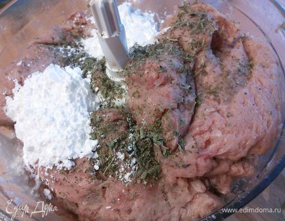 Добавить ледяную крошку, специи и крахмал. Все тщательно взбить ещё раз. 