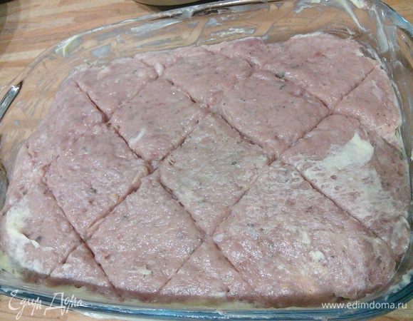 В идеале выпекается леберкезе в кирпичной форме для хлеба ёмкостью 1 литр, но подойдёт любая прямоугольная форма, имеющаяся в наличии. Её необходимо смазать маслом. Заполнить фаршем, тщательно разровнять поверхность и острым ножом сделать неглубокие надрезы (5 мм глубиной) в виде клетки.