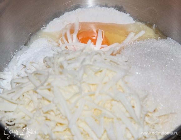 Отвешиваем муку, добавляем яйцо, сахар, соль, разрыхлитель, ванильную эссенцию. Охлажденное сливочное масло трем на крупную терку.