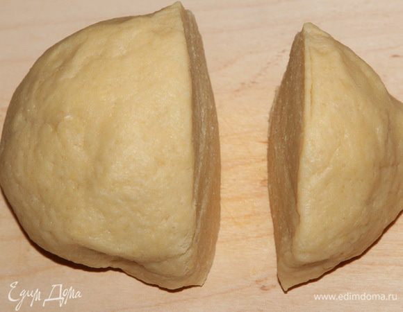 Замешиваем тесто, делим его на две части: 2/3 и 1/3. Упаковываем в пленку и отправляем на 40 минут в холодильник.