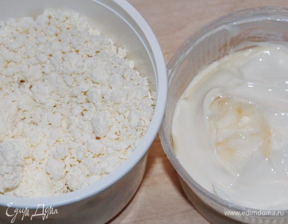 Смешиваем в чаше блендера творог и творожную массу и пробиваем все погружным блендером до однородного состояния. 