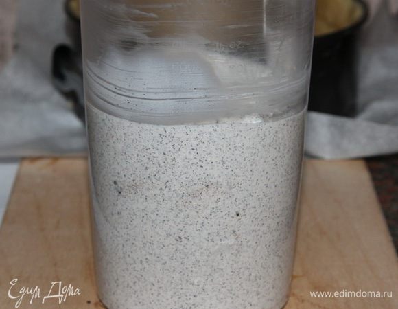 На сухой сковороде подсушиваем мак. Остужаем его и смалываем в кофемолке. Буквально три-четыре нажатия на кнопку. Добавляем к творожной массе вместе с агар-агаром (сухим) и хорошенько все вымешиваем до однородности. Отставляем в сторону.