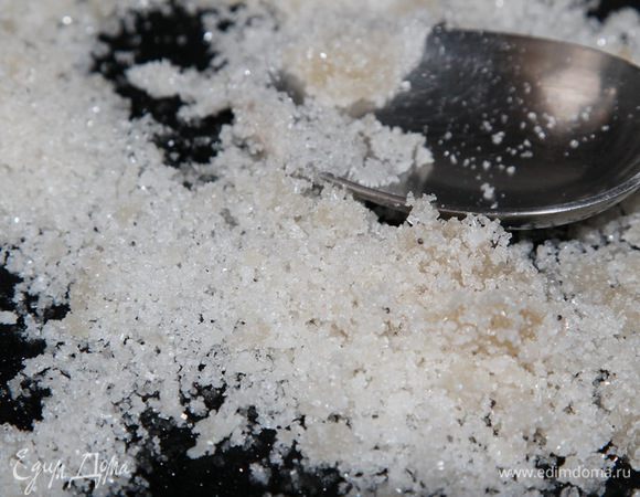 Грецкие орехи смалываем в блендере на режиме "Пульсант" до средней крошки. На сухую сковороду высыпаем сахар и на среднем огне доводим его до того состояния, когда он начинает плавиться и собираться в комочки