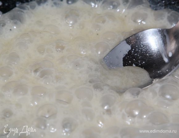 Добавляем сливки и энергично размешиваем, чтобы сахар растворился.