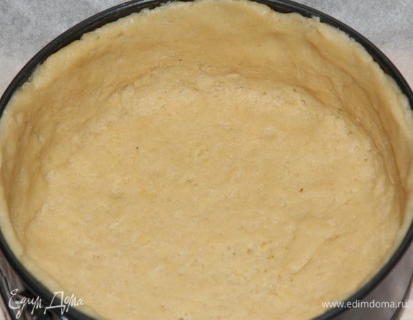 Берем форму диаметром 18 см, выстилаем дно промасленным пергаментом, бортики тоже хорошо смазываем маслом. Распределяем большую часть теста равномерно по форме.