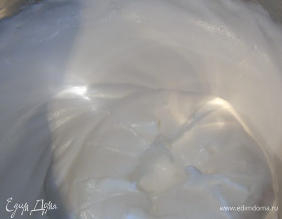 Духовку разогреваем до 180°С. Приготовим форму диаметром 16 см, смазываем ее маслом. Яйцо разделяем на белок и желток. Белок взбиваем с сахаром и лимонным соком в крепкую пену. 