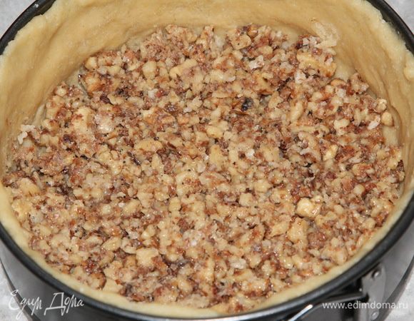 Выкладываем ровным слоем ореховую начинку и плотно утрамбовываем.