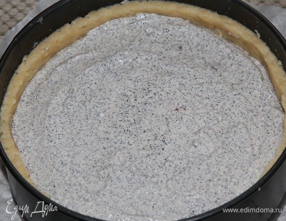 Затем павномерно выкладываем творожно-маковую.