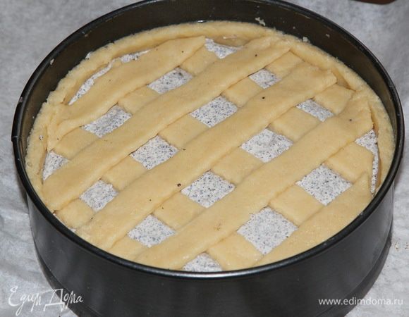 Раскатываем вторую часть теста, нарезаем на полоски и выкладываем сверху пирога.