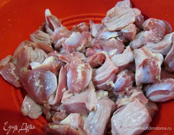 Куриные желудки помыть, удалить жир и грубые пленки. Выложить в дуршлаг, дать стечь воде.