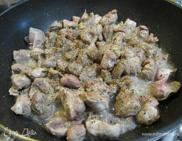 Глубокую сковороду или казан с постным маслом хорошо нагреть. И обжарить на сильном огне желудки в течение 5 минут. Посолить, поперчить.