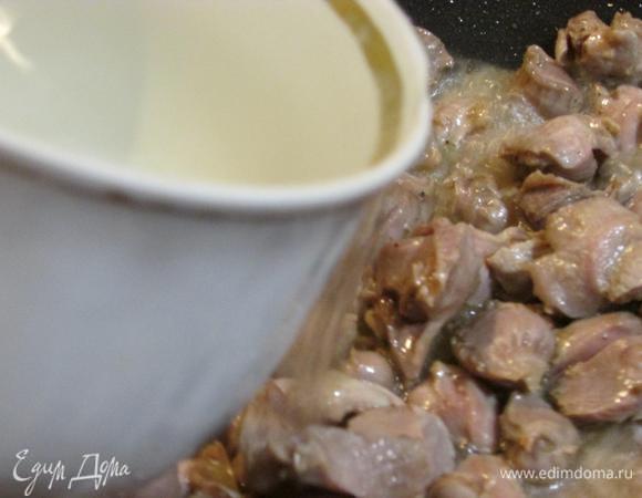 В сковороду налить 500 мл воды. Закрыть крышкой и тушить на медленном огне 1,5 часа.