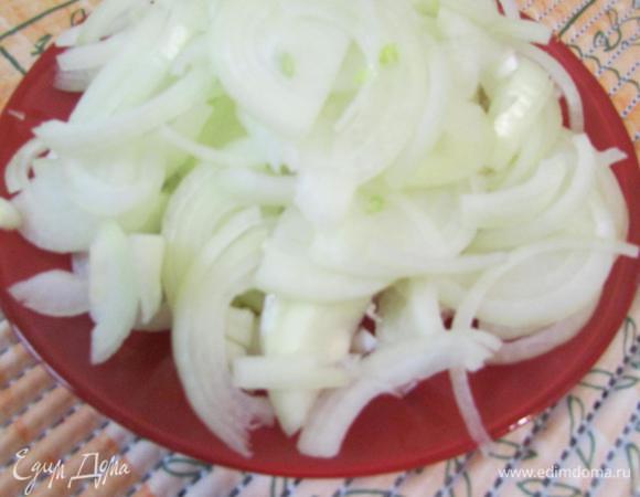 Лук нарезать полукольцами.