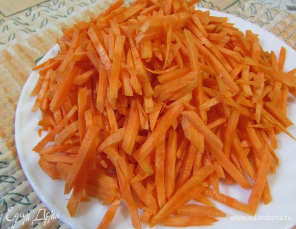Морковь соломкой или натереть на крупной терке.