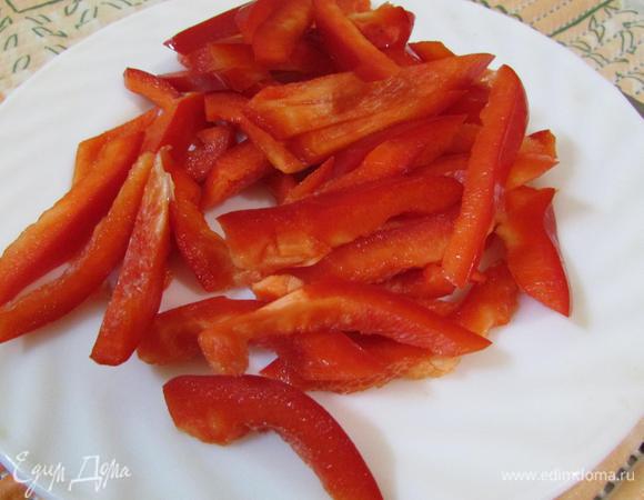 Болгарский перец нарезать соломкой.