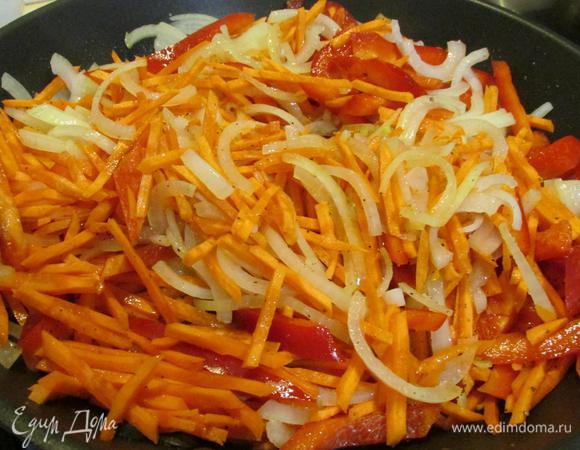 Овощи слегка посолить, добавить сахар и обжарить на другой сковороде, примерно минут 5-7.