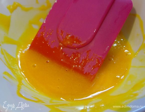 Желток смешиваем с очень мелко натертой цедрой лимона. У меня цедра прямо, как кашица, терла на очень мелкую терку.