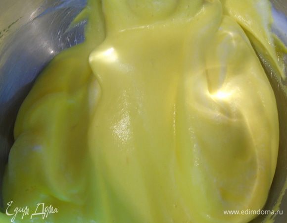 Желток аккуратно ввести в белок. Добавить просеянную муку и аккуратно перемешать.