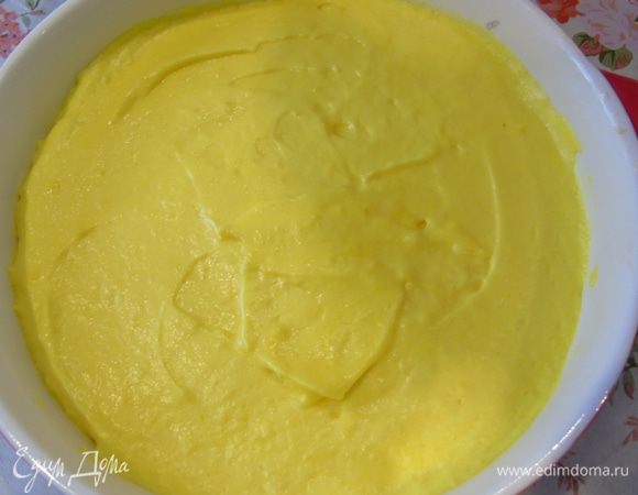 Выложить в форму, разровнять и отправить в духовку на 8–10 минут, следите по своей духовке. 