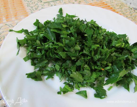 Этим временем мелко порубить петрушку.
