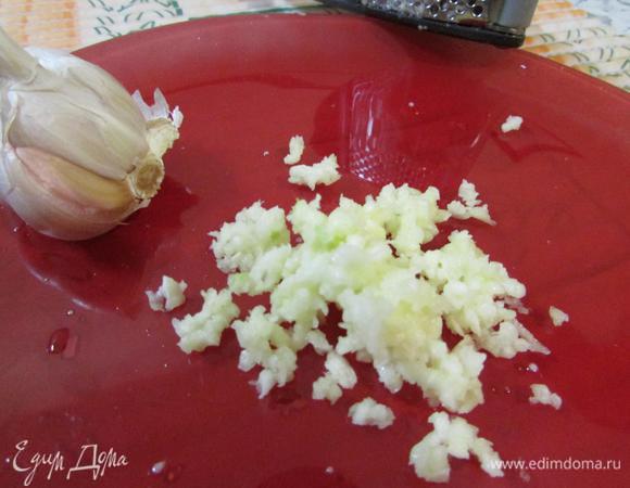 Выдавить через пресс чеснок.