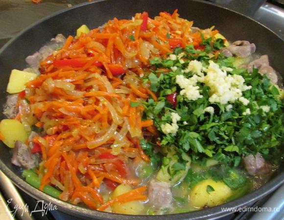 Затем добавить чеснок, петрушку и пережарку, потушить еще 5 минут.