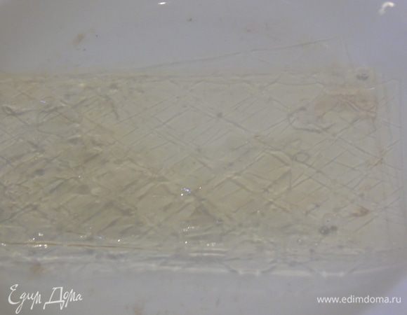 Готовим кофейную панна котту: желатин замачиваем в холодной воде.