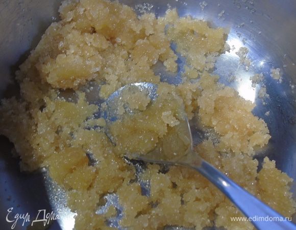 Желток смешиваем с сахаром.