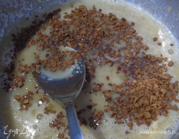 Вливаем горячие сливки и размешиваем, добавляем хороший растворимый кофе и ставим на огонь, варим до легкого загустения. Снимаем с огня и даем остыть  до 60–65°С. 