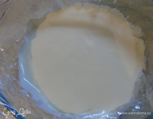 Добавляем желатин, который предварительно промокнуть бумажным полотенцем,  перемешиваем и переливаем в форму (лучше силиконовую, а если в простую, тогда лучше застелить пленкой. 