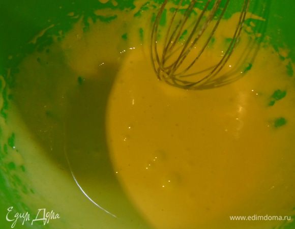  Желатин замачиваем холодной водой. Желтки взбить с сахарной пудрой.