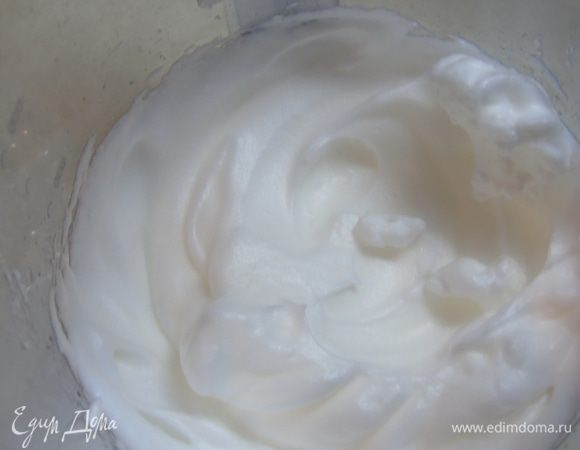 Белки взбить со щепоткой соли до плотности.