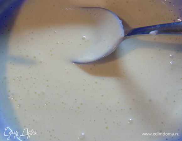 Отбираем немного крема и нагреваем его в микроволновке до 60–65°С, разводим в нем желатин.