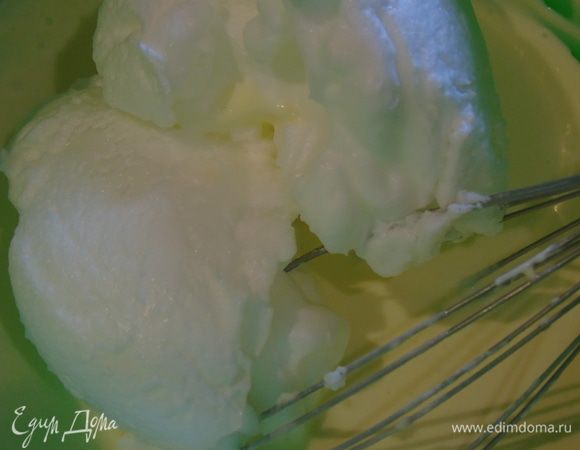 Вводим аккуратно смесь с желатином, а затем взбитые белки, аккуратно перемешиваем. Крем готов. 