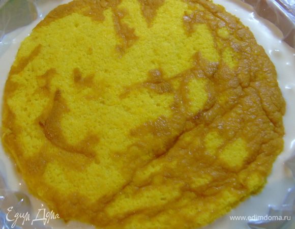 Сборка торта. Форма 16 см. У меня не было формы, я использовала стеклянную посуду предварительно застелив пленкой. Торт будем собирать сверху вниз. На дно выливаем 1/2 крема, затем кладем панна котту, выливаем оставшийся крем и сверху выкладываем бисквит, утопив его в крем. Отправляем в морозильник на 6–8 часов, лучше на ночь.