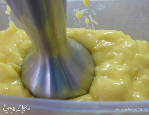 Для глазури: желатин замочите в холодной воде (40 г из общего количества). Воду 35 г, сахар, глюкозу 87 г доводим до 103°С. Смешиваем цельное молоко с сухим и вливаем в горячий сироп, добавляем отжатый и предварительно высушенный бумажным полотенцем желатин, перемешиваем до полного растворения желатина. Выливаем эту горячую смесь на шоколад и даем постоять 5 минут. Размешиваем, добавляем краситель и пробиваем блендером.  Рабочая температура — 28–30°С. 